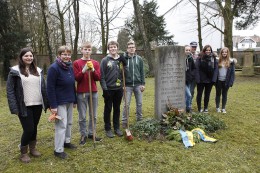Die AG Jüdischer Friedhof im März 2015 unter Leitung von Simone Sassin und Michael Sandmöller.