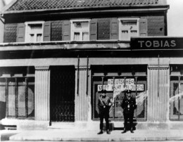 Der Judenboykott am 1. April 1933 traf auch das Textilgeschäft von Albert Tobias in Solingen-Wald. Quelle: Stadtarchiv Solingen