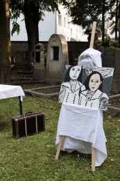Den Namen Gesichter geben, den Opfern ihre Geschichte zurückgeben. Inszenierung während des stadtweiten Theaterprojekts “Spurensuche” im Juni 2013.